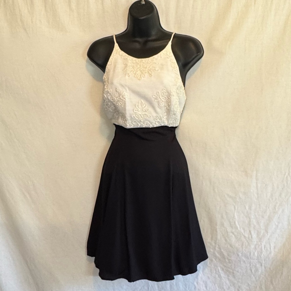 E-116 Jessica McClintock Black & White Embroidered Sleeveless MIDI Dress